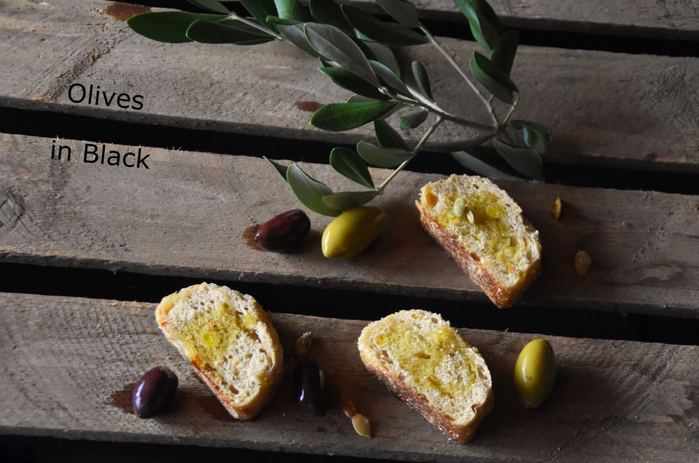 Olives in Black von UKuR