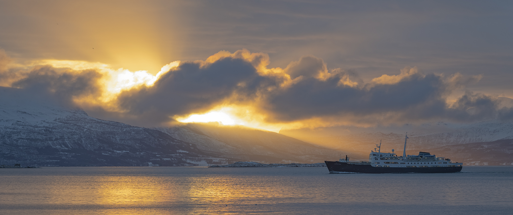 8425R Sonnenaufgang am Fjord Norwegen Hurtigruten MS Lofoten Panorama