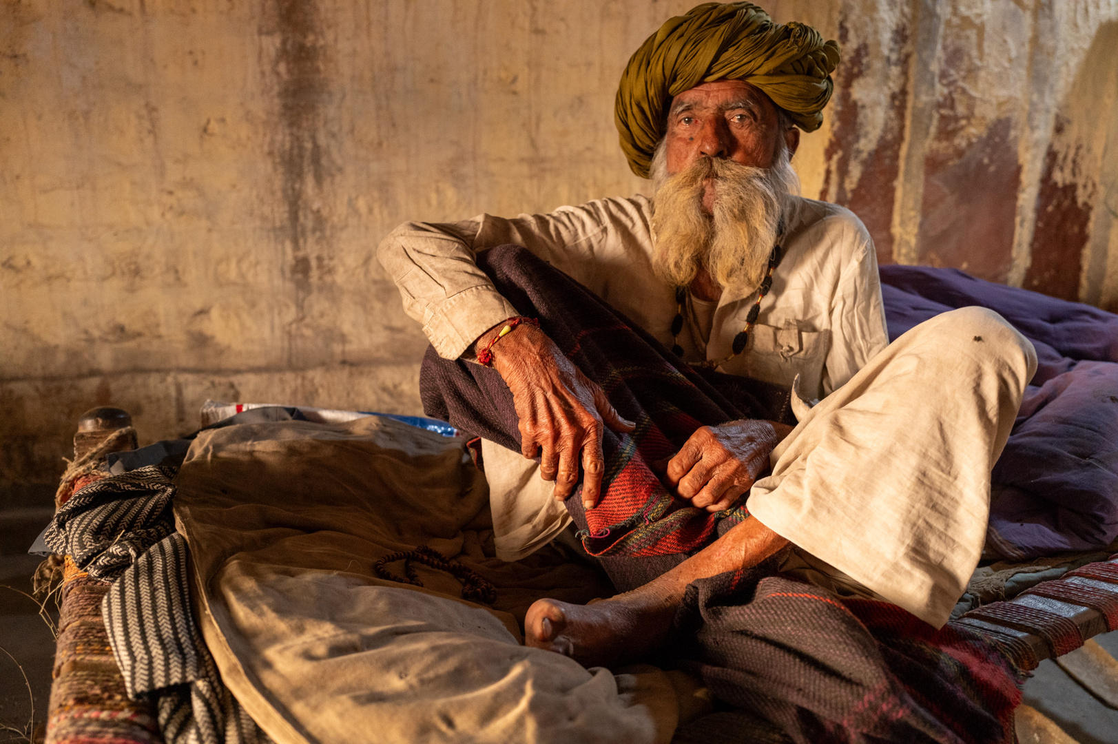 85 jähriger Rabari Mann auf seinem Bett nahe Village Shekhala Rajasthan Indien