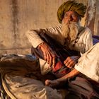 85 jähriger Rabari Mann auf seinem Bett nahe Village Shekhala Rajasthan Indien