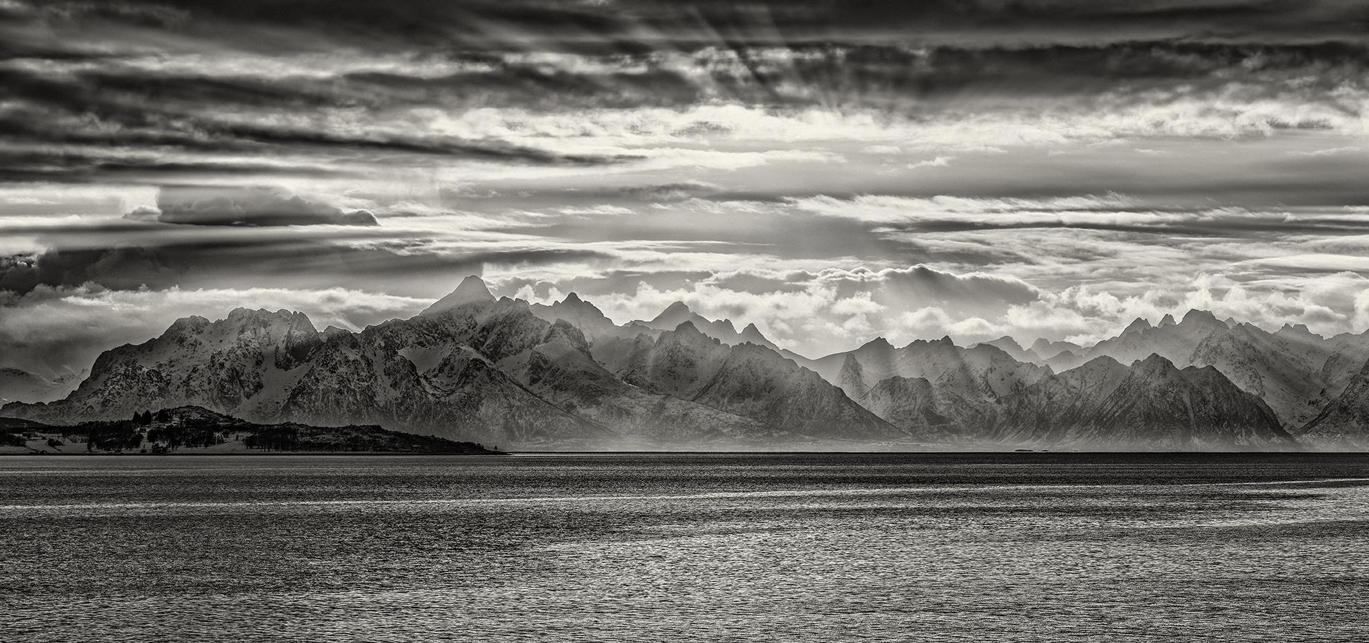 8506R Sonnenstrahlen am Fjord Norwegen Winter