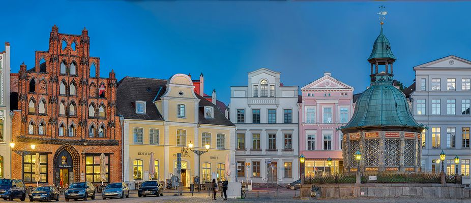 8515SC-19SC Marktplatz beleuchtet Wismar Ostsee Deutschland Panorama