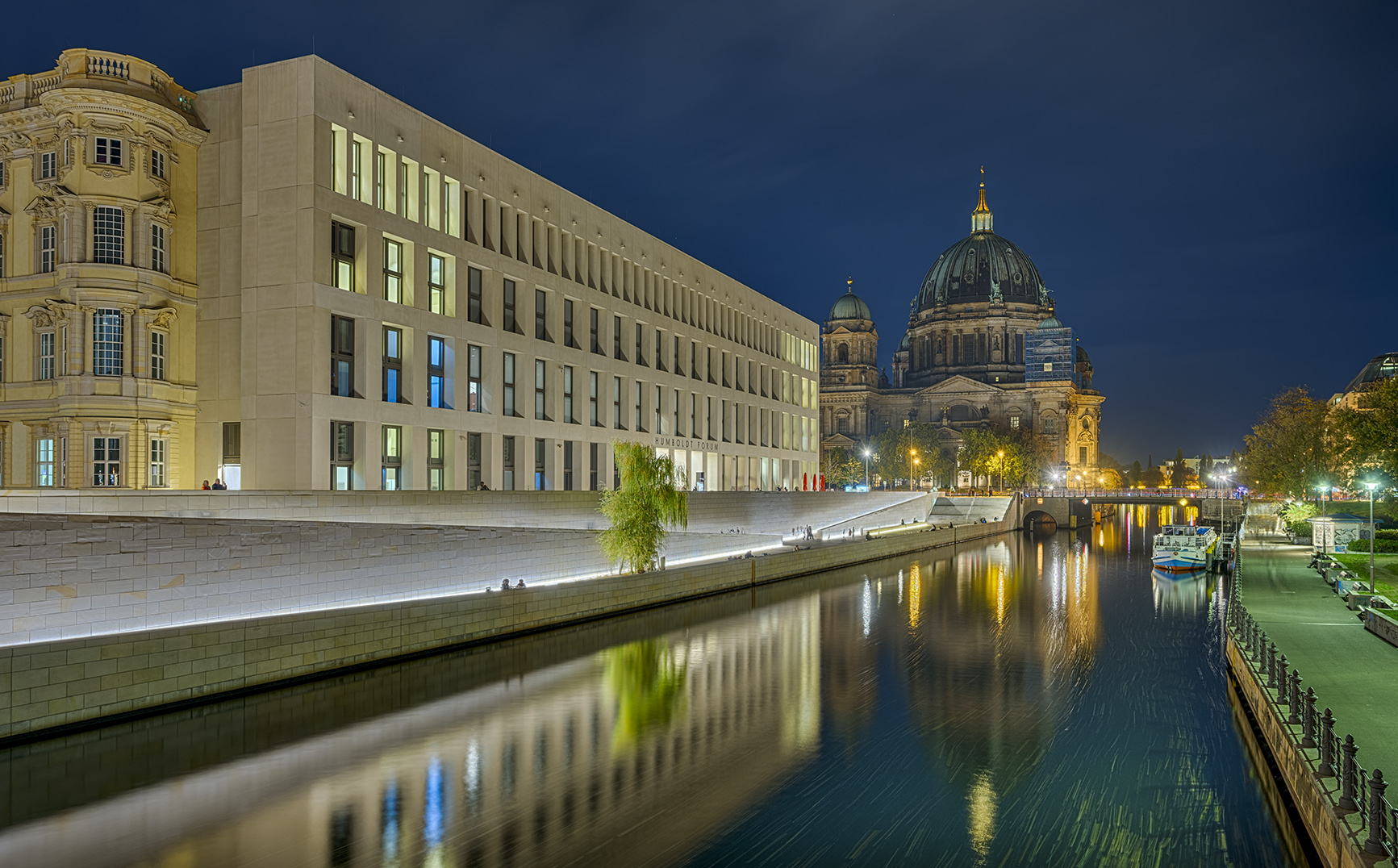 8598TZ-8606TZ Humboldt Forum mit Dom und Spiegelung in der Spreee Berlin beleuchtet Nacht