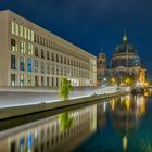 8598TZ-8606TZ Humboldt Forum mit Dom und Spiegelung in der Spreee Berlin beleuchtet Nacht