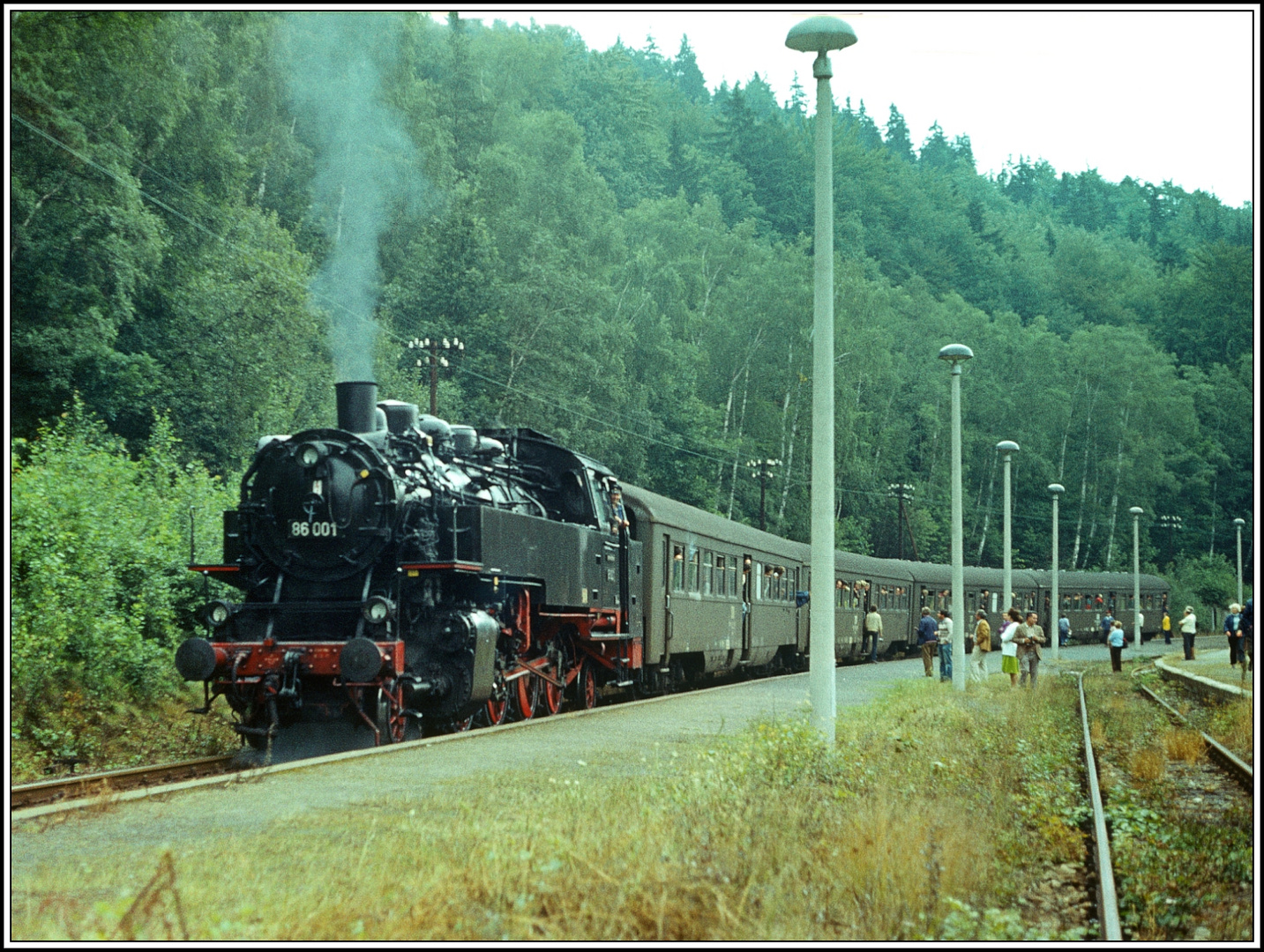 86 001 am 6. September Halt in Schwarzburg mit Sonderzug