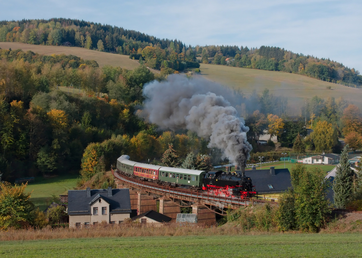 86 1333-3 auf der "Schwimmbadbrücke" in Markersbach