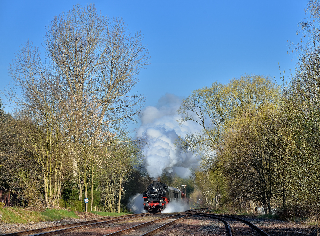 86 1333-3 bei Einfahrt in Grünstattel