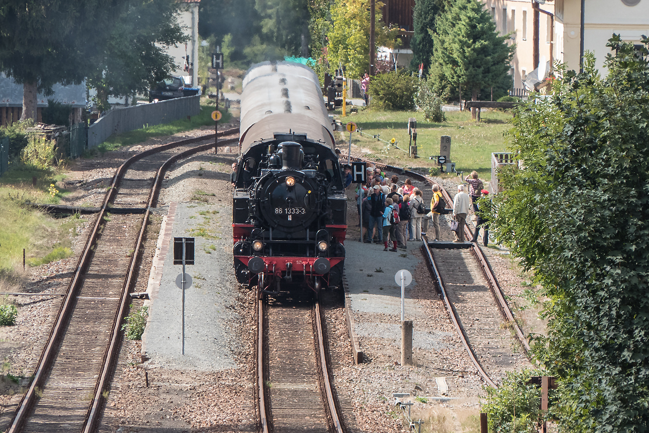 86 1333 fährt in den Bf Markersbach