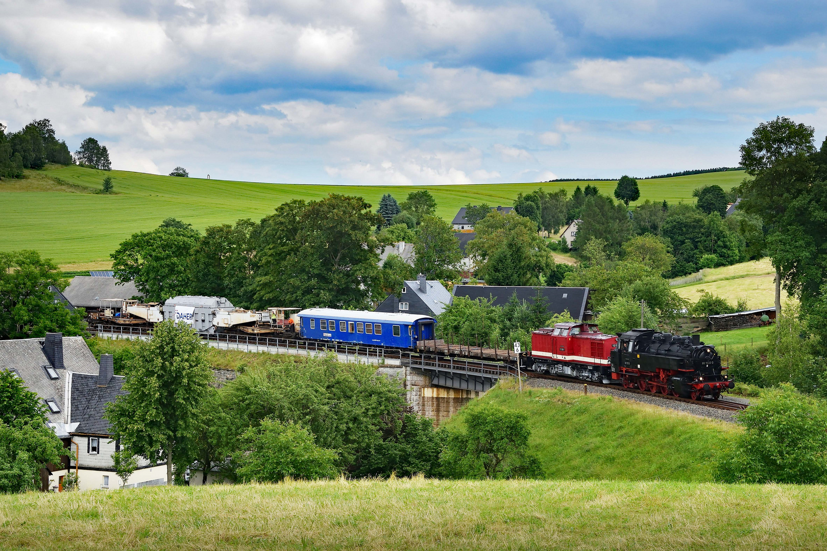 86 1333 und 112 565 mit Trafotransport 