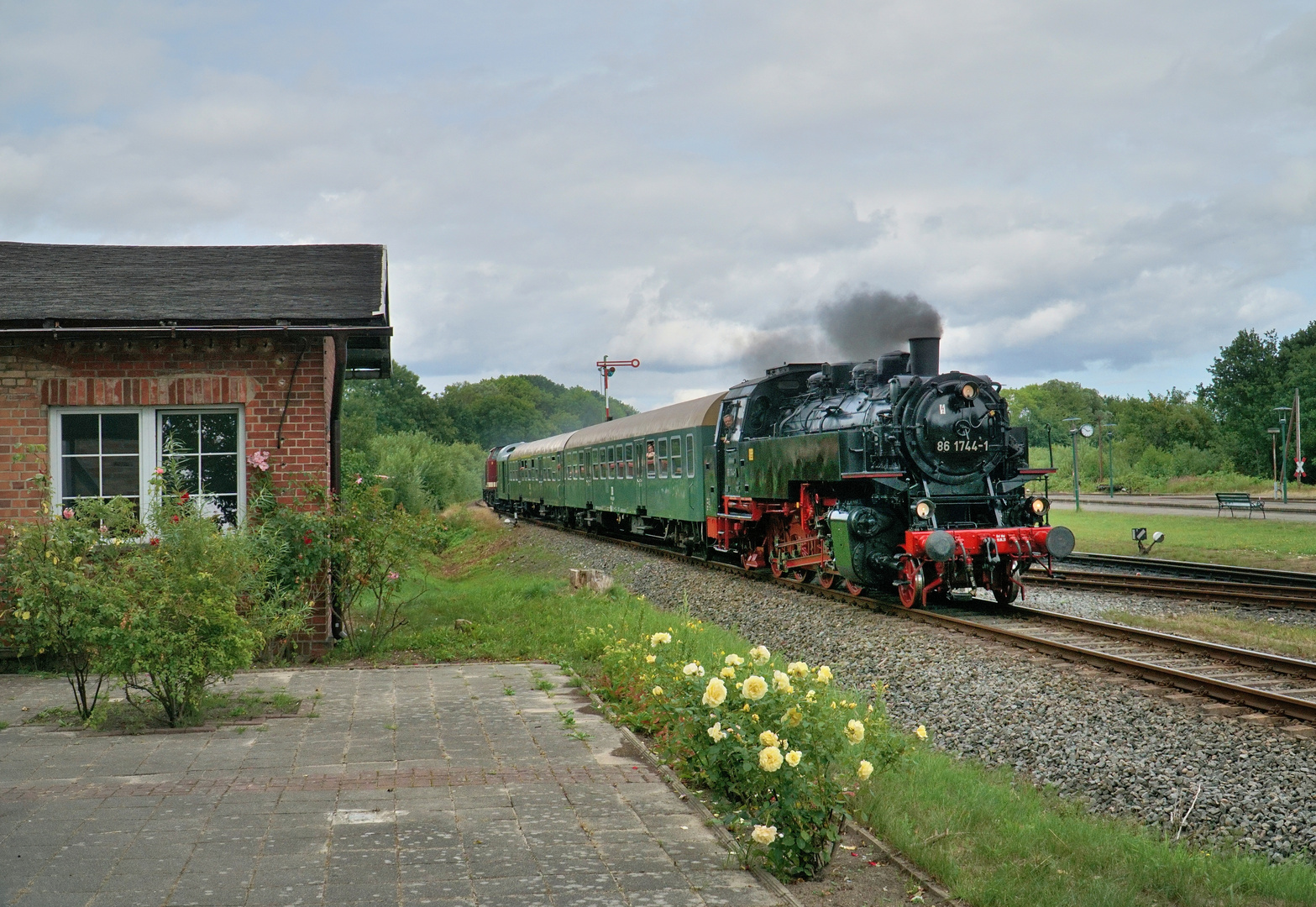 86 1744-1 am 01.08.21 bei der Einfahrt in den Bahnhof Putbus