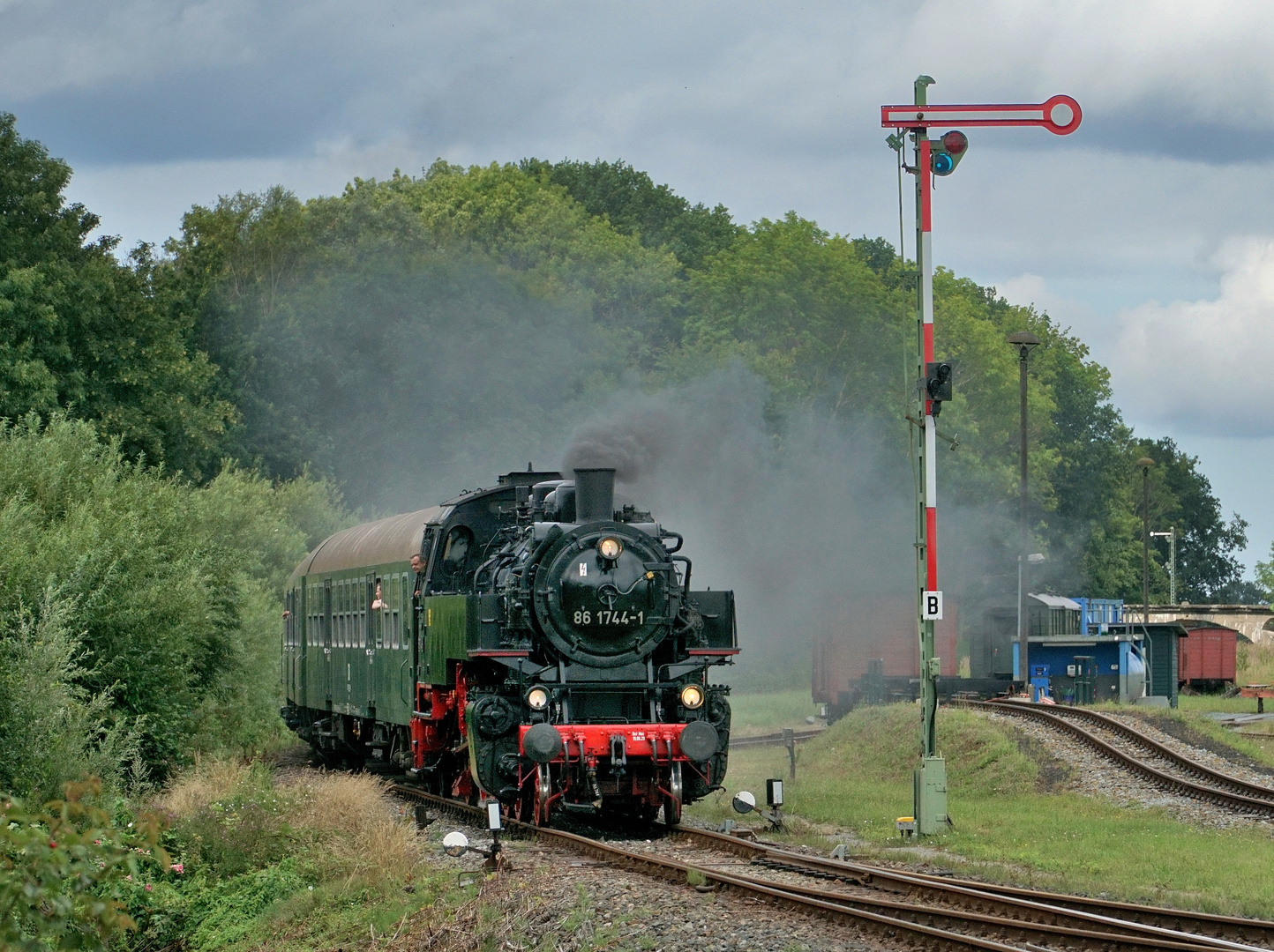 86 1744-1 am 01.08.21 bei der Einfahrt in den Bahnhof Putbus