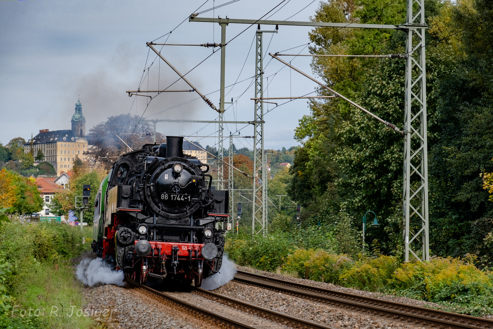 86 1744-1 vor der erwürdigen Kulisse des Schloss Heidecksburg in Rudolstadt-2