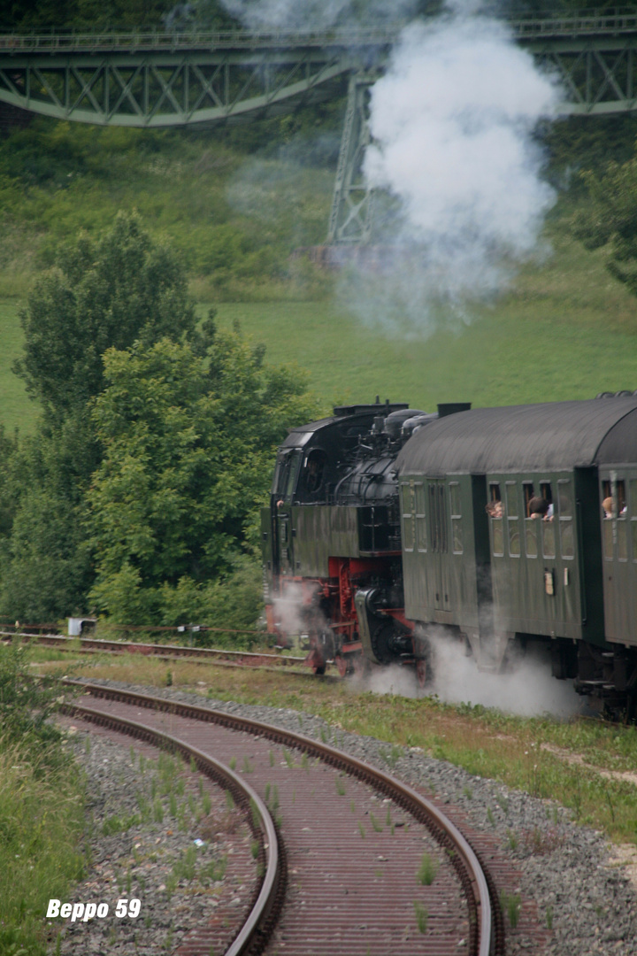 86 333 im Bahnhof Epfenhofen beim Anfahren