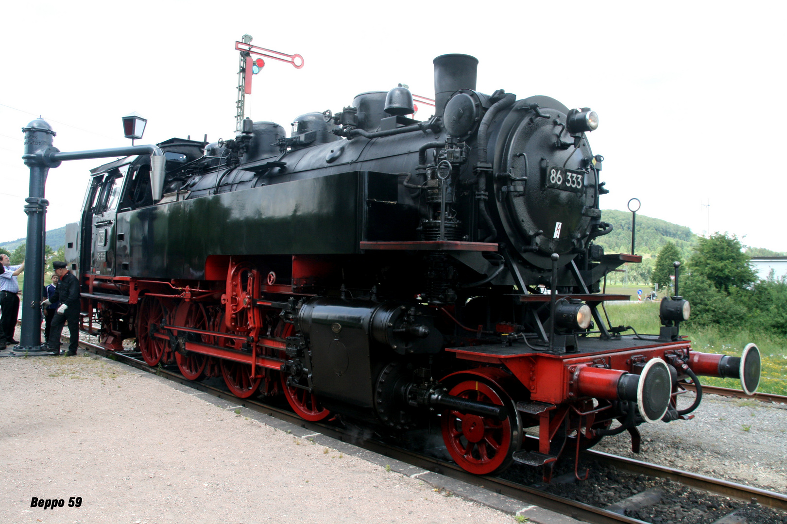 86 333 im Bahnhof Zollhaus-Blumberg beim Wasserfassen