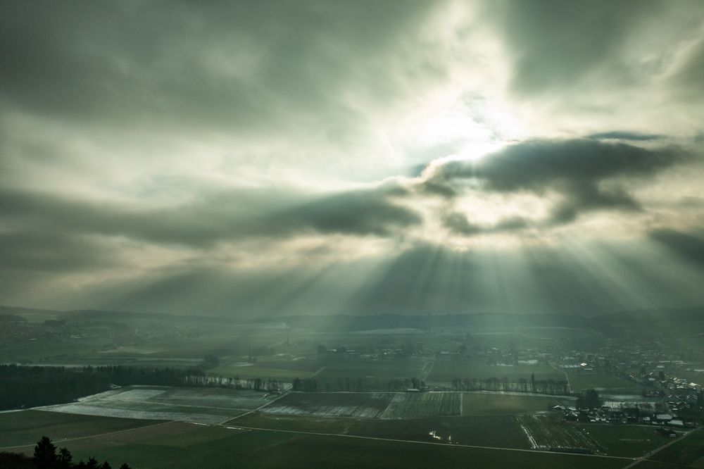 Kampf Sonne gegen Wolken  de Frauchiger Hans