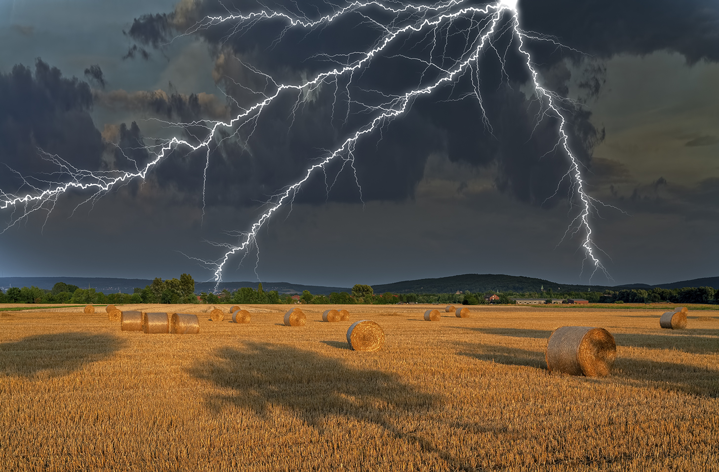 8750 Strohballen Petze Feld Gewitterstimmung