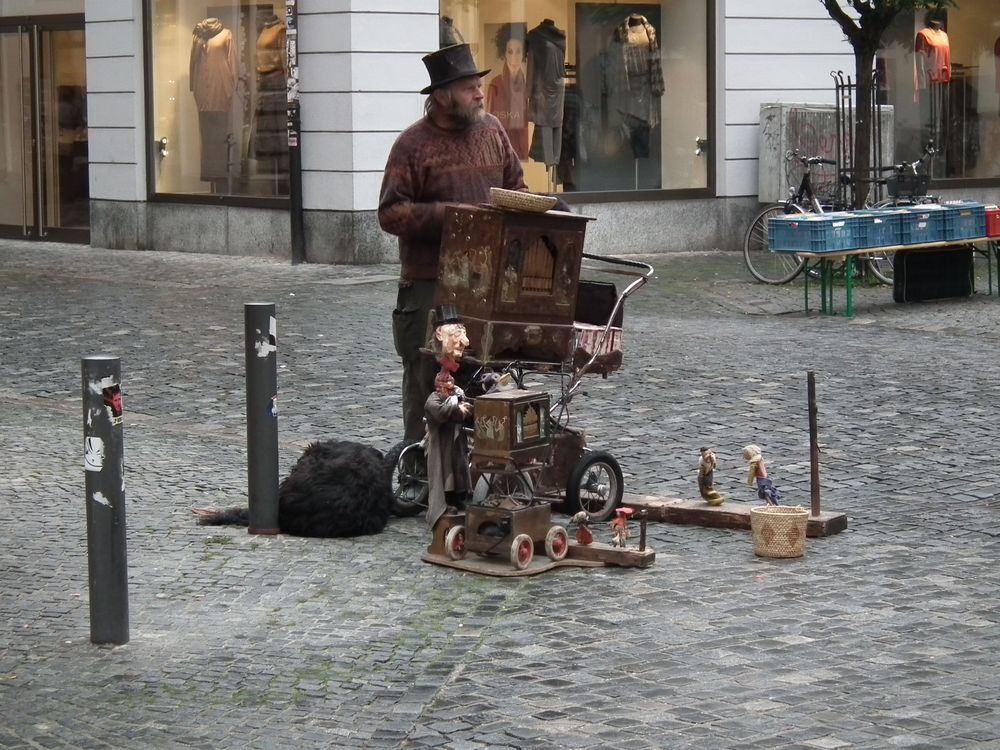 Der große und der kleine Leierkastenmann lassen die Puppen tanzen von A.B.W. 