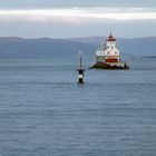 8784R Einsames Haus mit Leuchtturm am Fjord Norwegen Hurtigruten