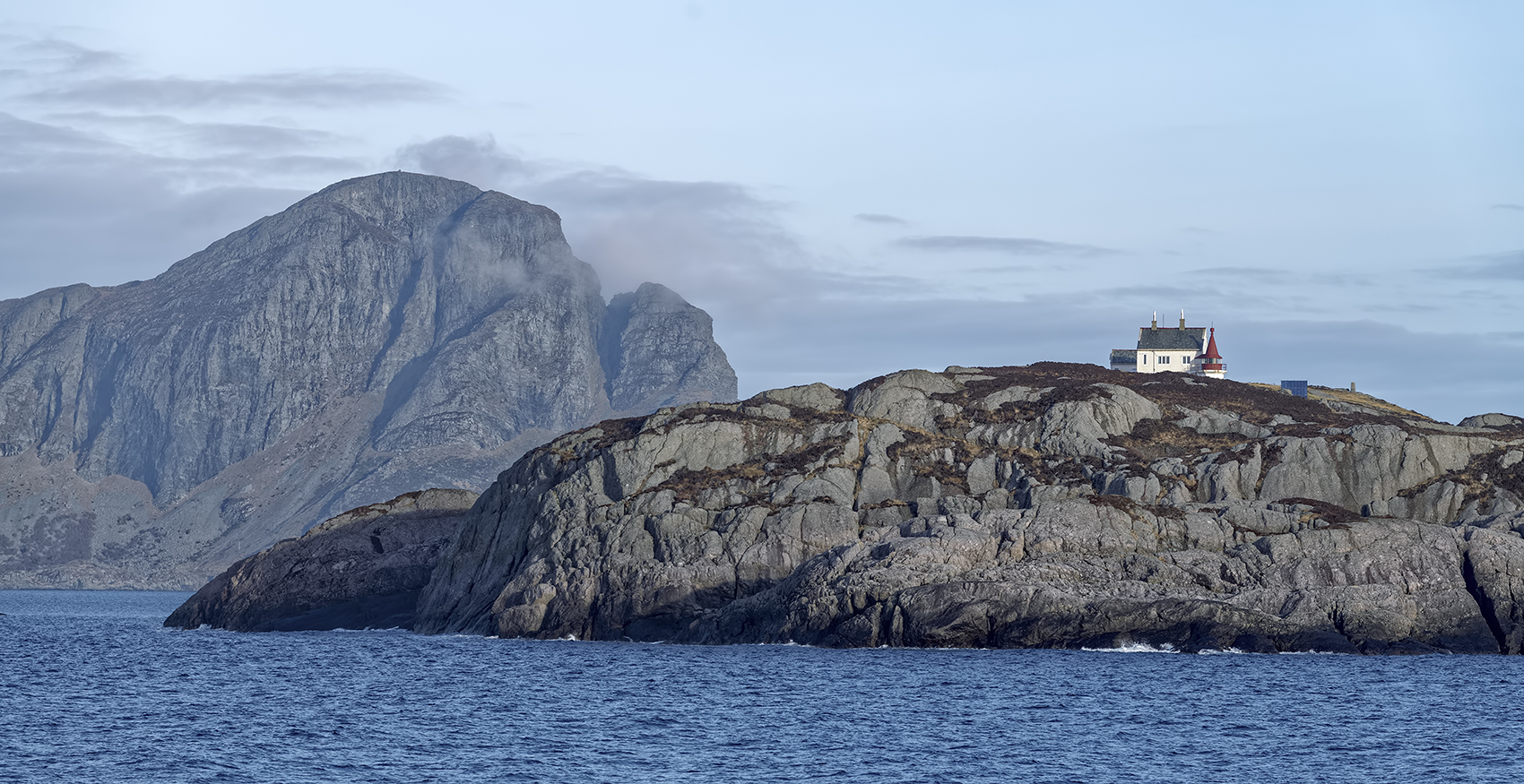 8820R Einsames Haus mit Leuchtturm am Fjord Norwegen Hurtigruten