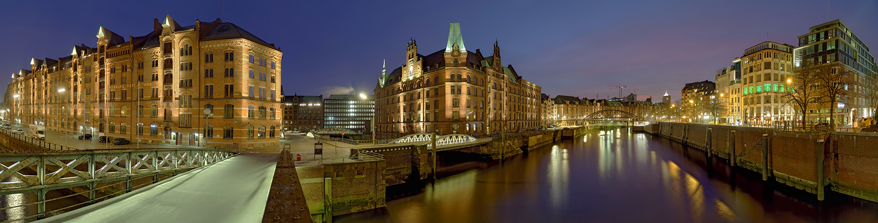 8877G-91G Speicherstadt Hamburg  Panorama beleuchtet 