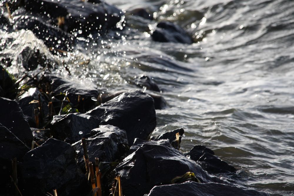 Steine bändigen das Wasser von Andi M. 