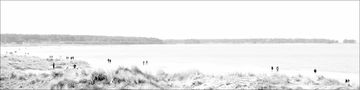 Spazierende am Strand von Prerow surreal von hilmar sundermann