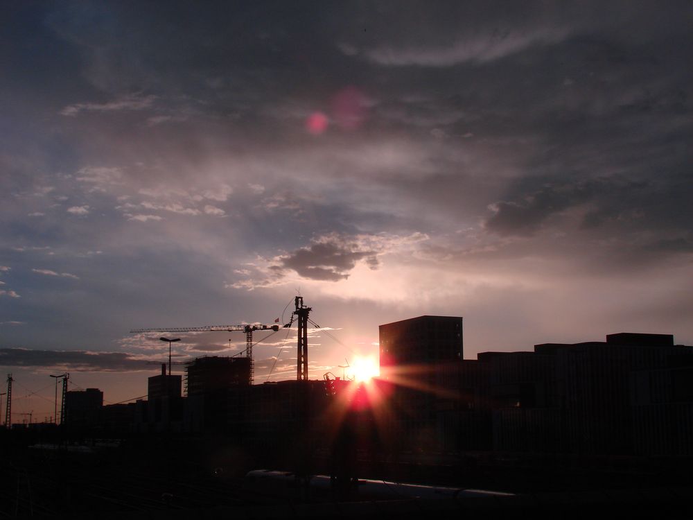 Sonnenuntergang an der Hackerbrücke München von Laubwoelfin 