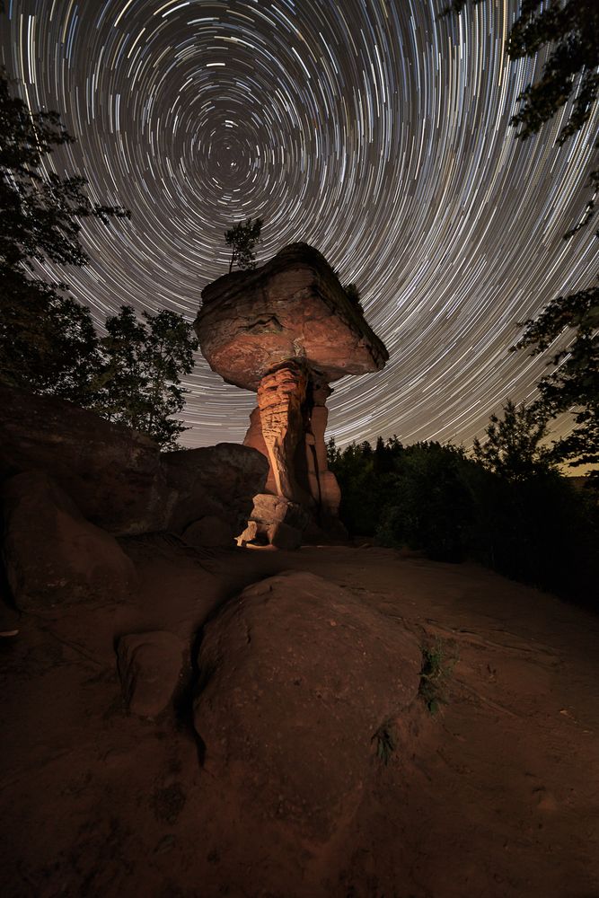 Alles dreht sich um die Pfalz - Teufelstisch bei Nacht von steffenhummel 