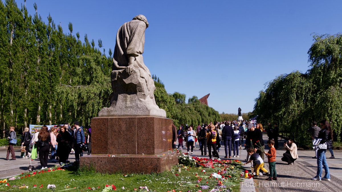 9. MAI AM SOWJETISCHEN EHRENMAL BERLIN-TREPTOW