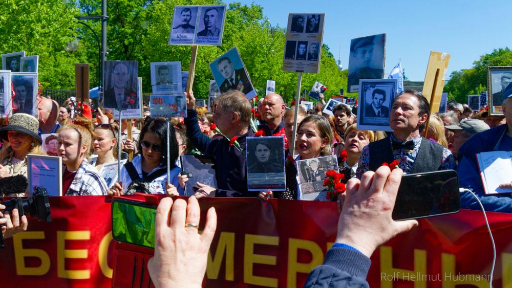 9. MAI VOR DEM SOWJETISCHEN EHRENMAL BERLIN-TIERGARTEN