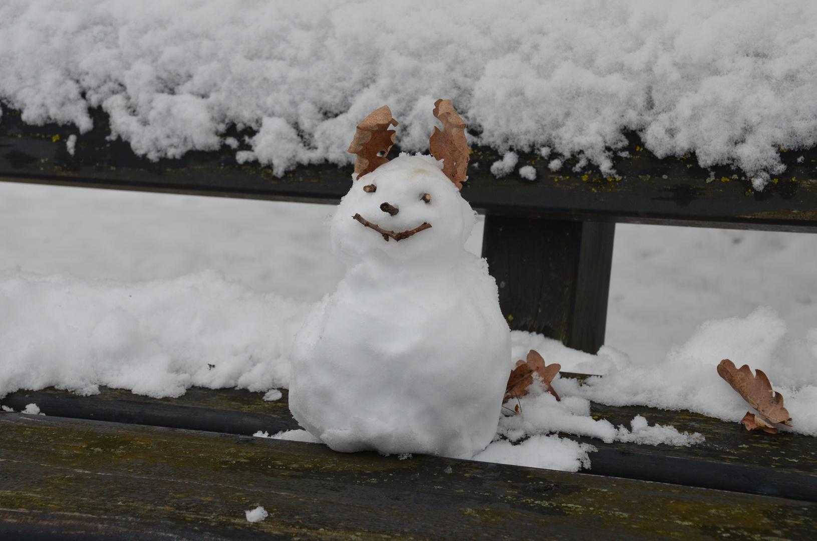 9) Schneemänchen auf der Bank