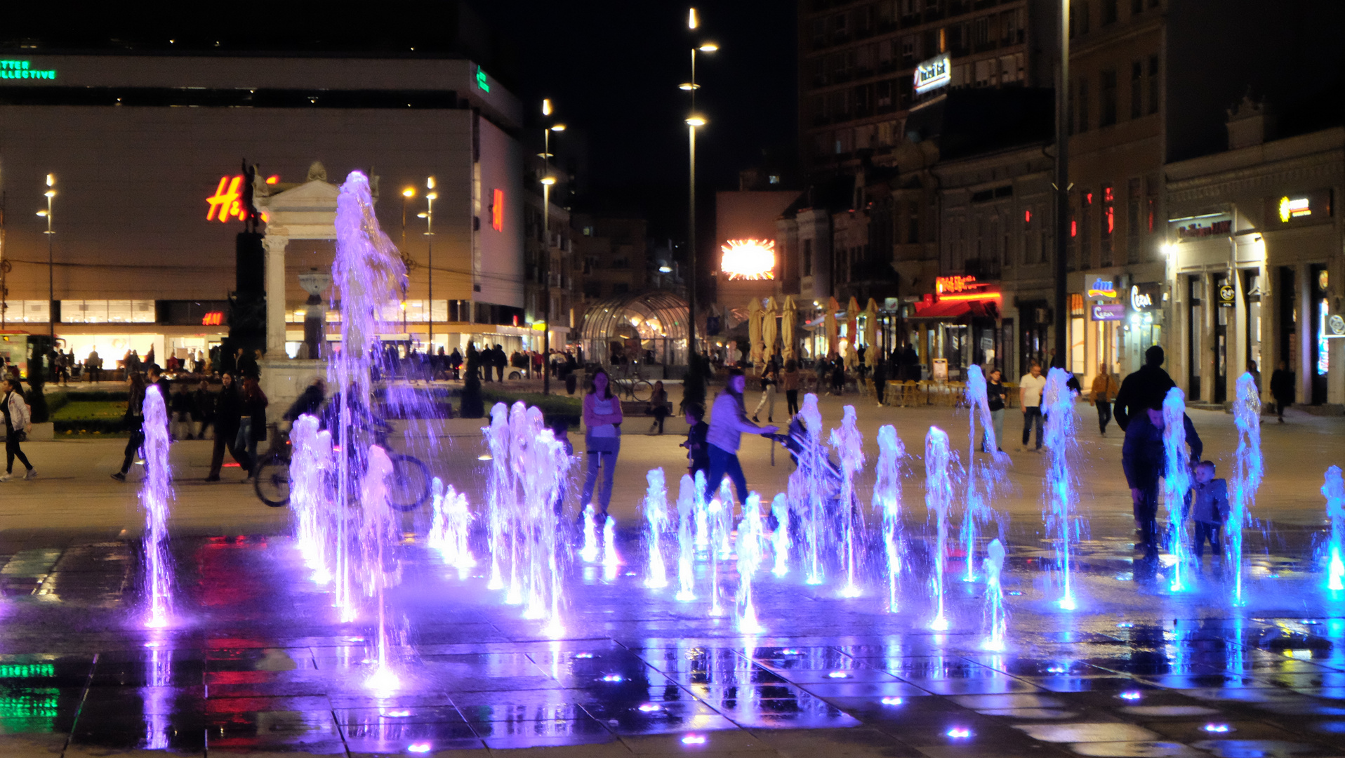 (9) Serbien, Niš - Abends im Stadtzentrum, Wasser- und Lichtspiele