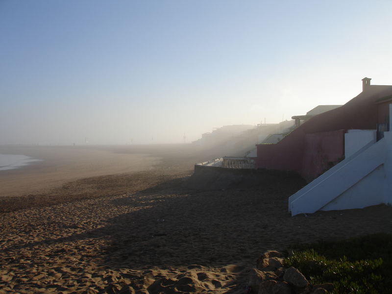 9 Uhr, die frische Brise verdeckt fast die Strandhäuser...