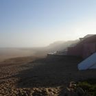 9 Uhr, die frische Brise verdeckt fast die Strandhäuser...