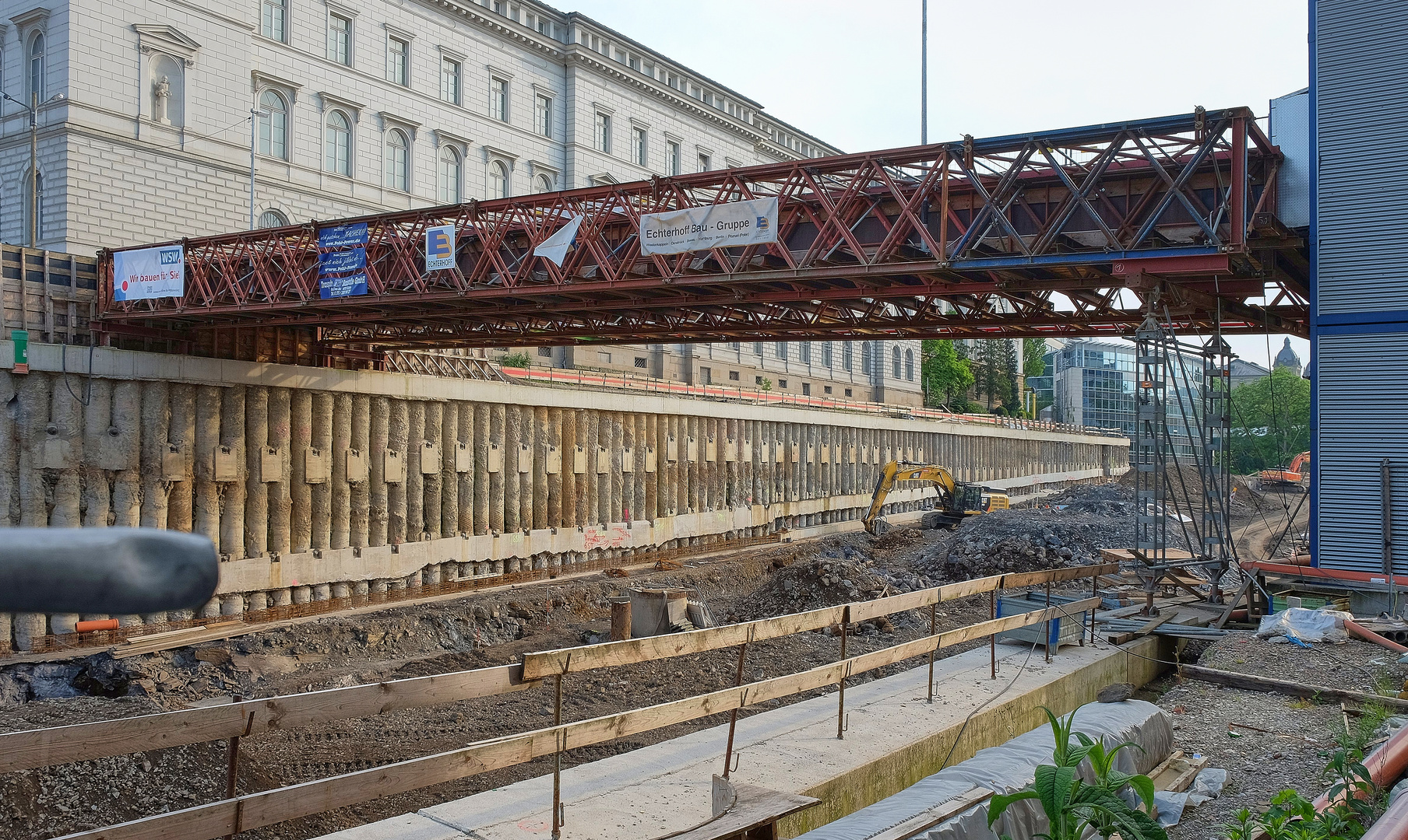 9 von 12-Fußgängerbrücke über die B 7-