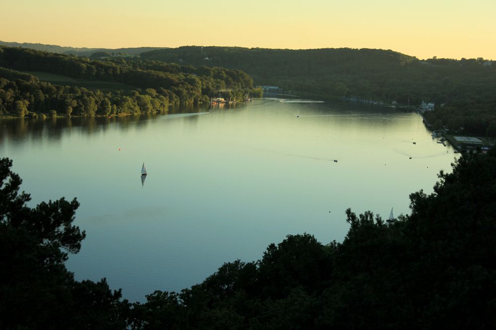 Baldeneysee im letzten Licht des Tages by swegging 