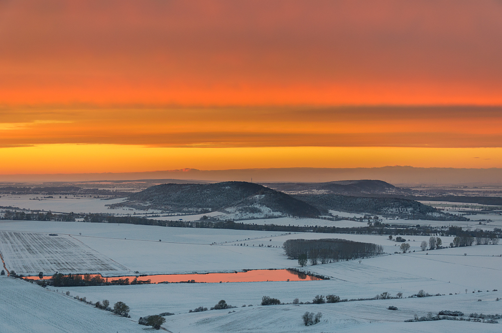 Farbenfroher Sonnenuntergang im Winter by André Bock 