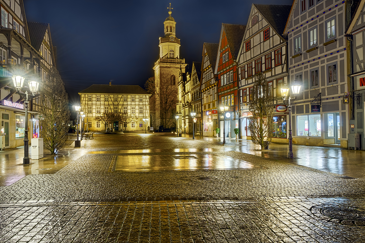 9100SB-08B Marktplatz Rinteln im Regen Nacht