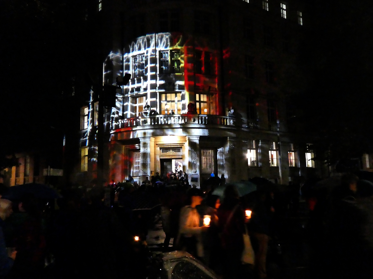 9.10.19 Lichtfest in Leipzig, vor der "Runden Ecke" (Stasi)