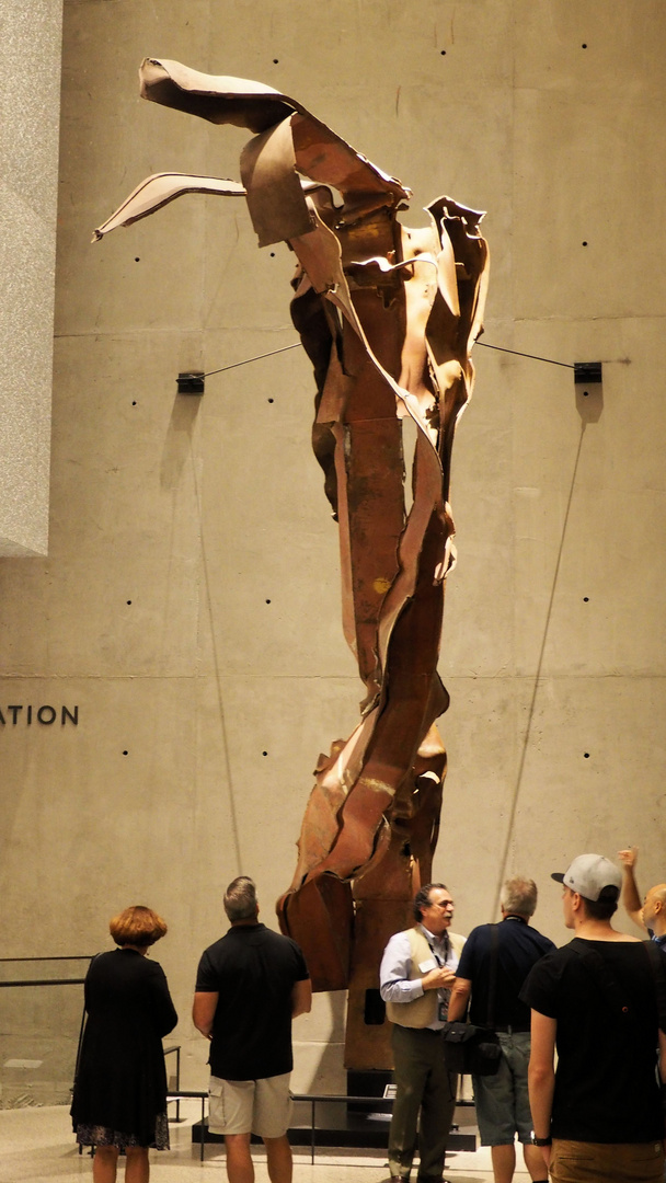 9/11 Memorial Museum geschmolzener Stahlträger......