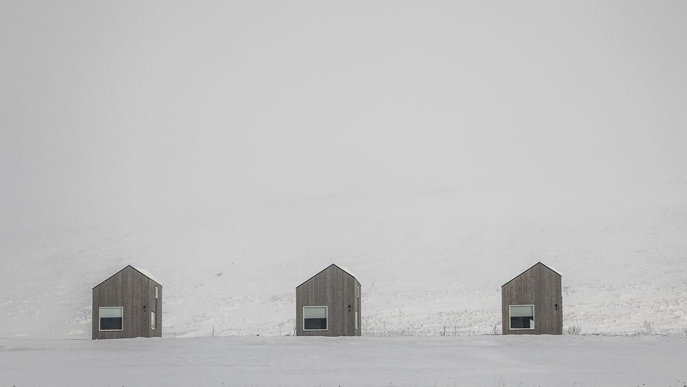 Minimalistische Ferienhaussiedlung im winterlichen Island von Werner Heinrichs