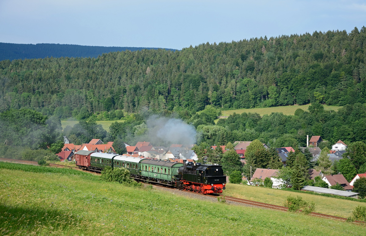 94 1538 auf der Rückfahrt von Sonneberg, passiert den ehemaligen Hp Grümpen