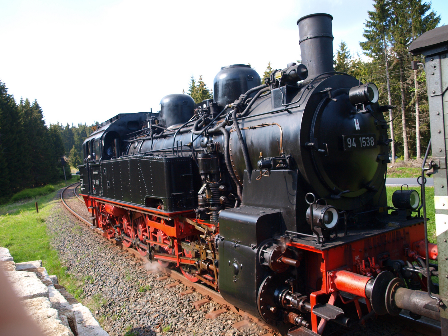 94 1538 bei der Ausfahrt vom Bahnhof Rennsteig