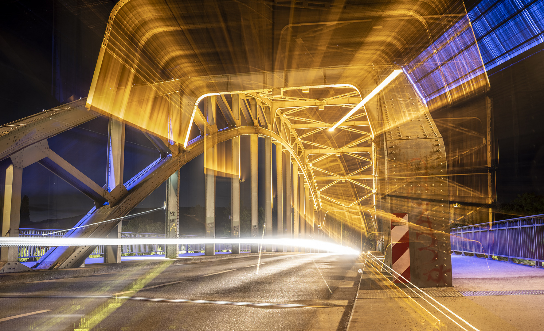 9767TZ Weserbrücke Rinteln Nacht beleuchtet Zoomstrahlen