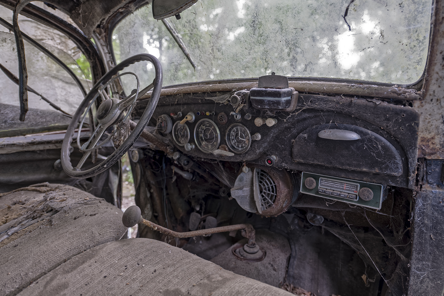 9794R Autofriedhof Neandertal Mercedes Benz Innen