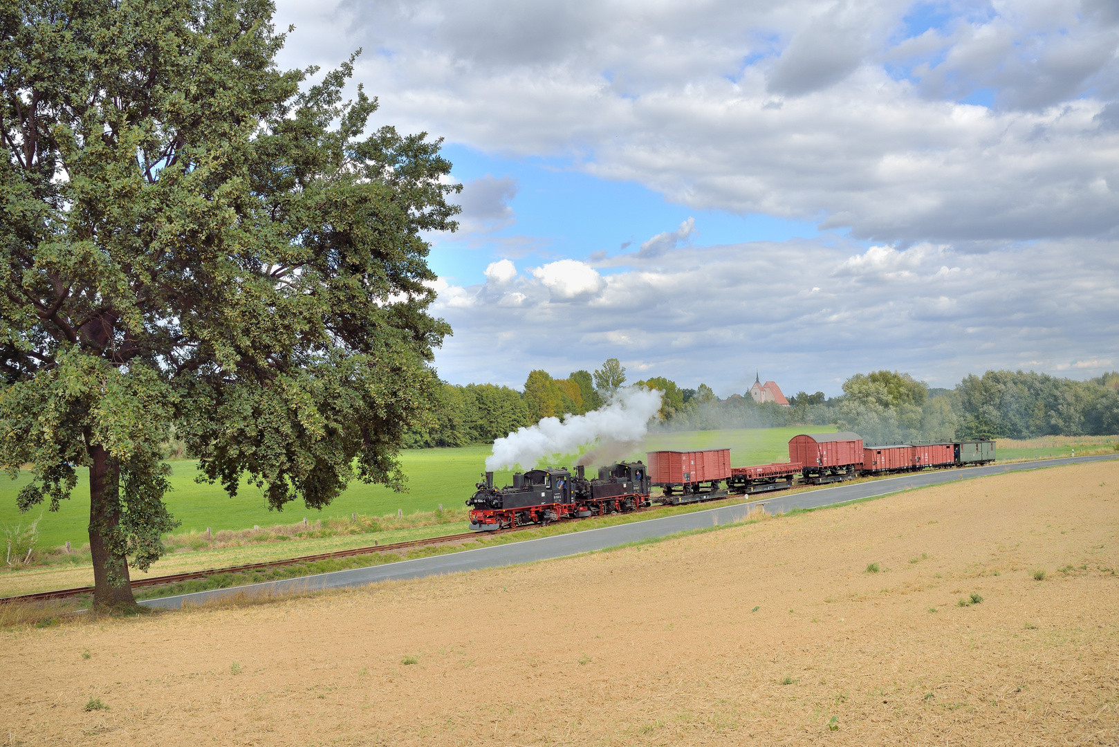 99 1584-4 + 99 1574-5 am 14.09.18 am Kirchturmblick bei Mügeln