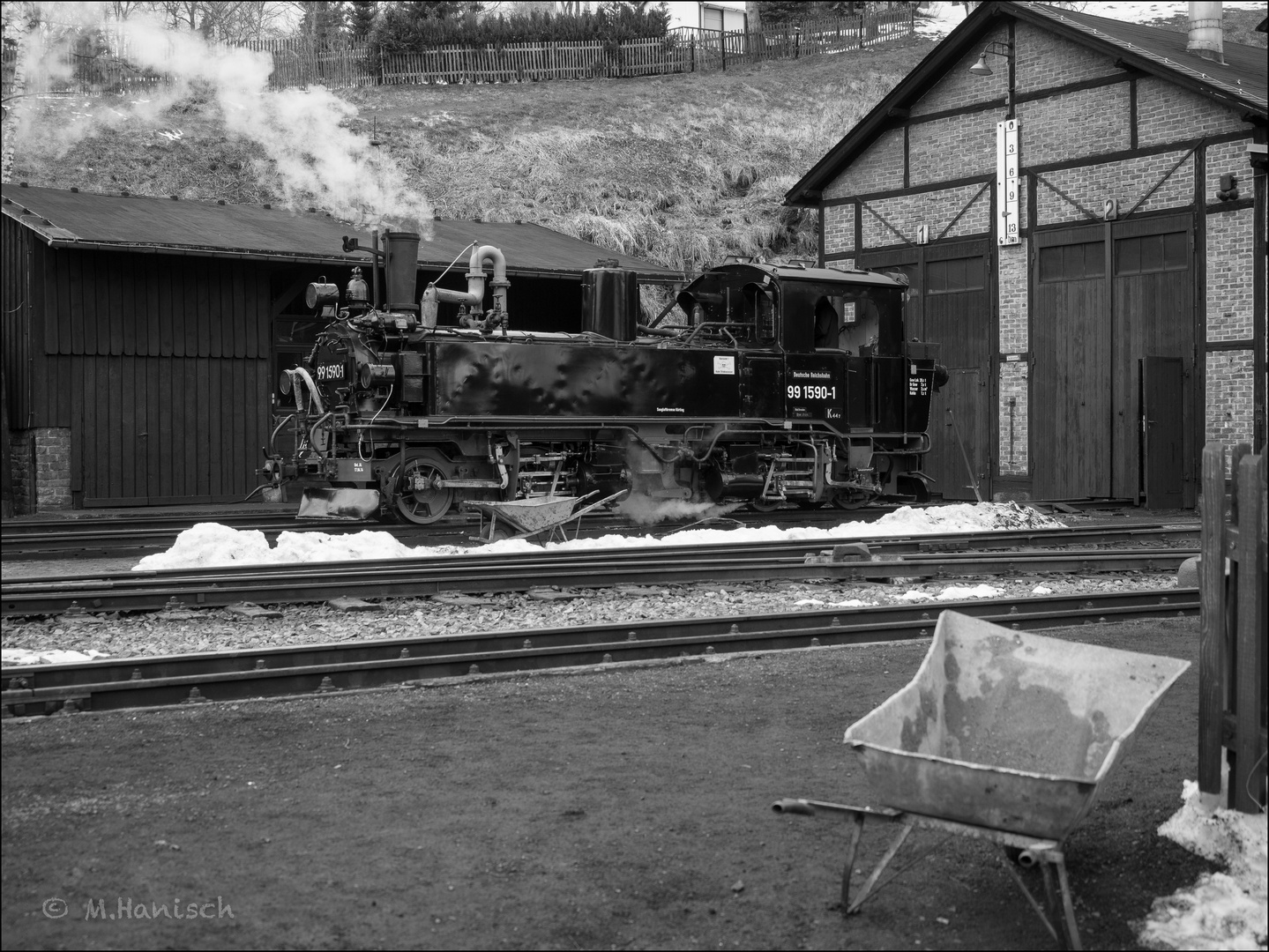 99 1590 vor dem Lokschuppen in Jöhstadt