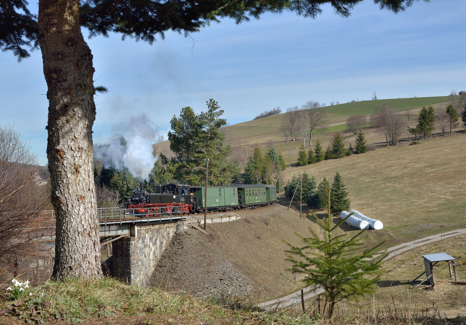 99 1608-1 am 22.03.19 bei der Brücke in Unterneudorf