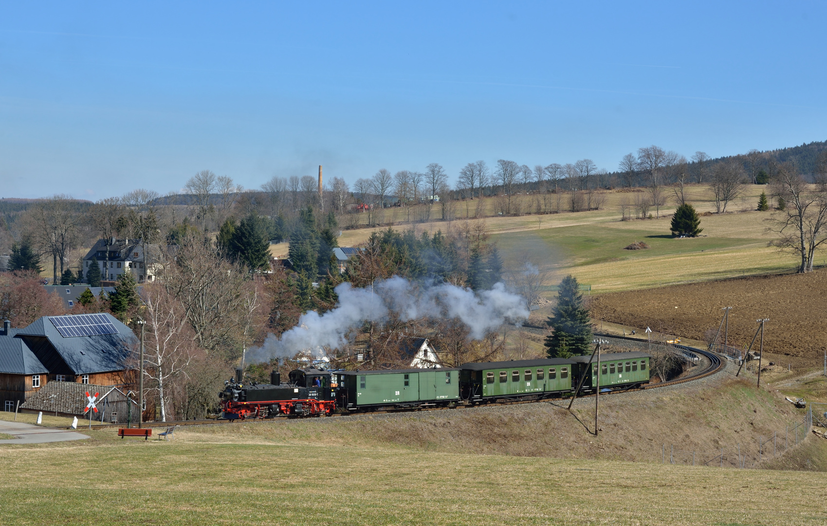 99 1608-1 am 22.03.19 vor dem Bü am Hofweg in Cranzahl