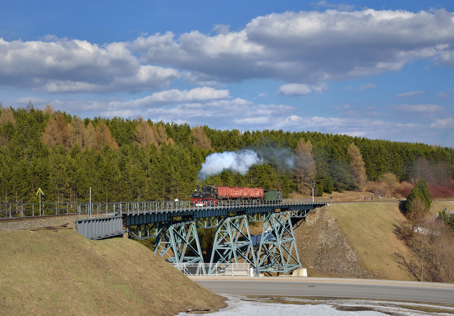 99 1608-1 am 23.03.19 auf der Brücke in Oberwiesenthal